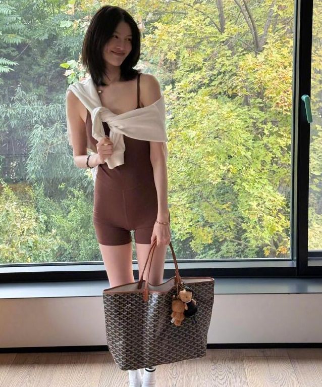 何穗首晒产后美照！身材苗条丰满，被质疑传递焦虑，本人连忙删图