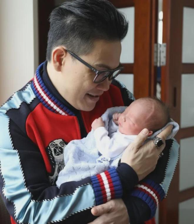 苏永康被曝出轨！与女子十指紧扣举止亲密，劣迹太多网友呼吁封杀