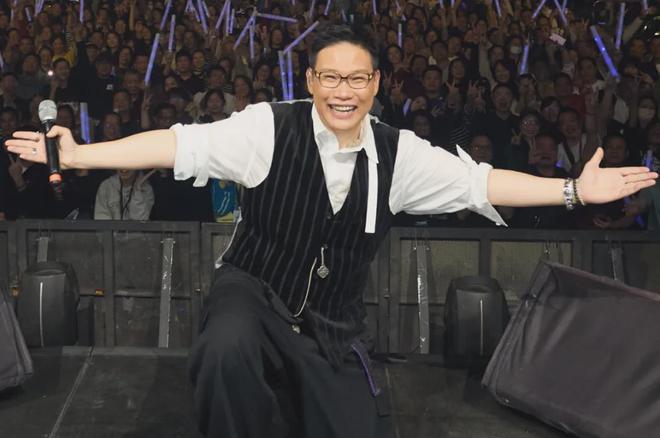 苏永康被曝出轨！与女子十指紧扣举止亲密，劣迹太多网友呼吁封杀