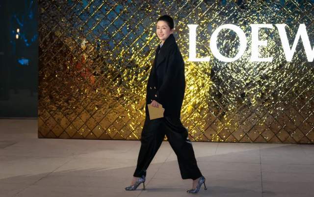 古二曝秦雯多次炫耀袭警经历，其丈夫还骂警察，王家卫以此为灵感