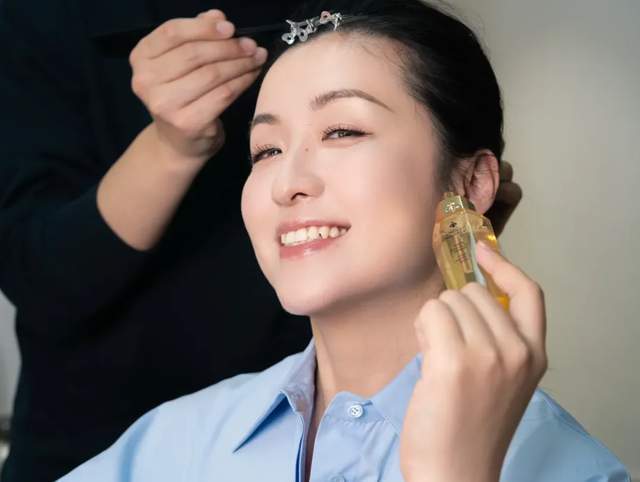 古二曝秦雯多次炫耀袭警经历，其丈夫还骂警察，王家卫以此为灵感