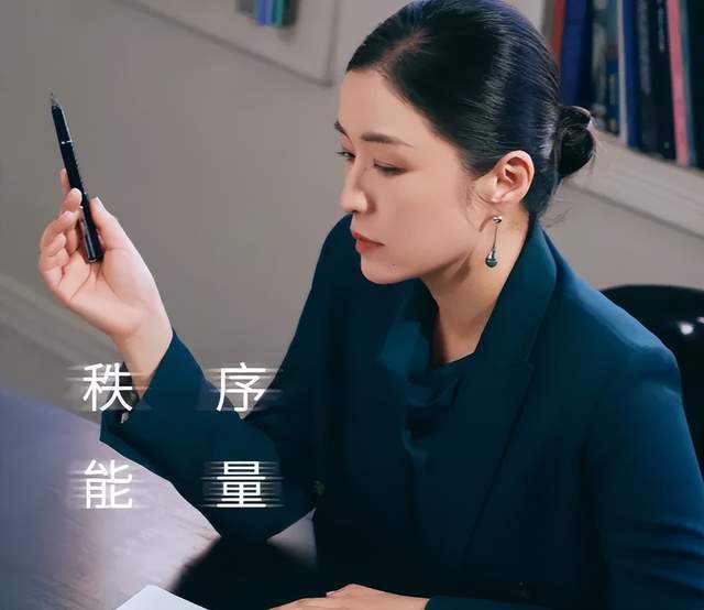 古二曝秦雯多次炫耀袭警经历，其丈夫还骂警察，王家卫以此为灵感