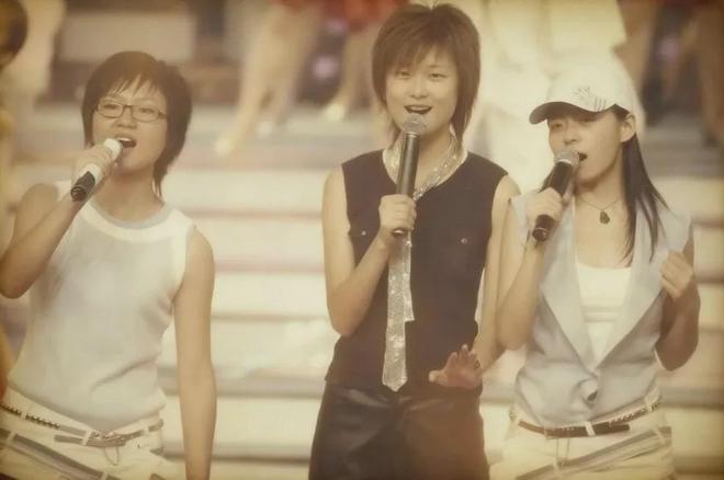 超女盛夏，我们借手机投票，买万张电话卡，也包容海选现场接电话