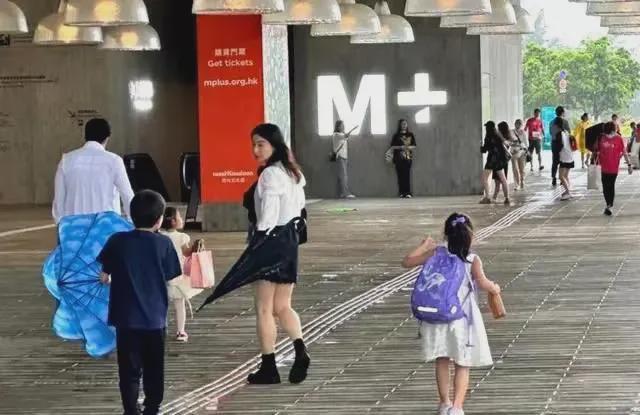 44岁郭晶晶同框朱珠，这气场绝了！难怪孩子养得这么贵气