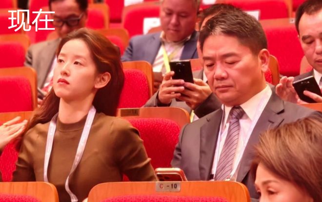 刘强东朋友圈疑曝光，回应卑微同框照，自嘲在老婆面前失去没自信