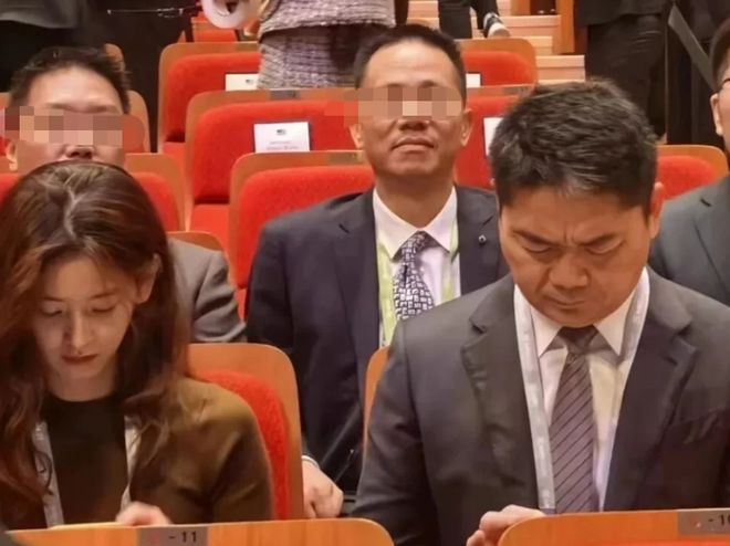 刘强东朋友圈疑曝光，回应卑微同框照，自嘲在老婆面前失去没自信