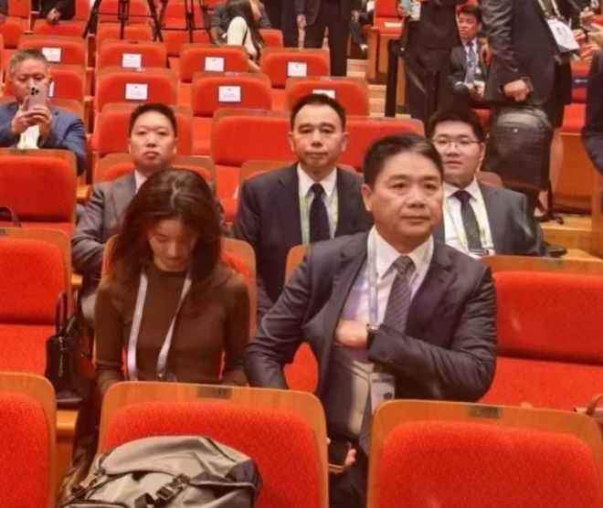 刘强东朋友圈疑曝光，回应卑微同框照，自嘲在老婆面前失去没自信