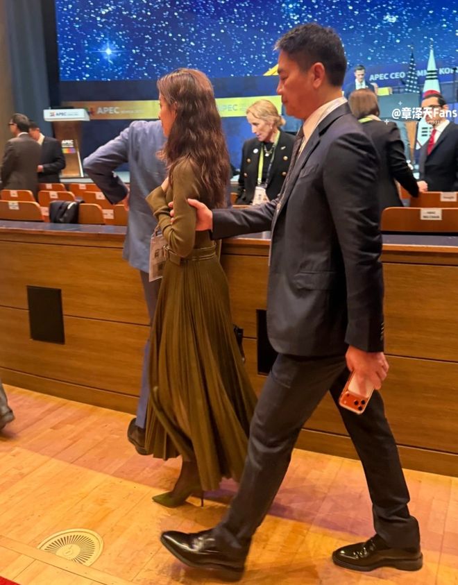 刘强东朋友圈疑曝光，回应卑微同框照，自嘲在老婆面前失去没自信