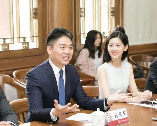 刘强东朋友圈疑曝光，回应卑微同框照，自嘲在老婆面前失去没自信