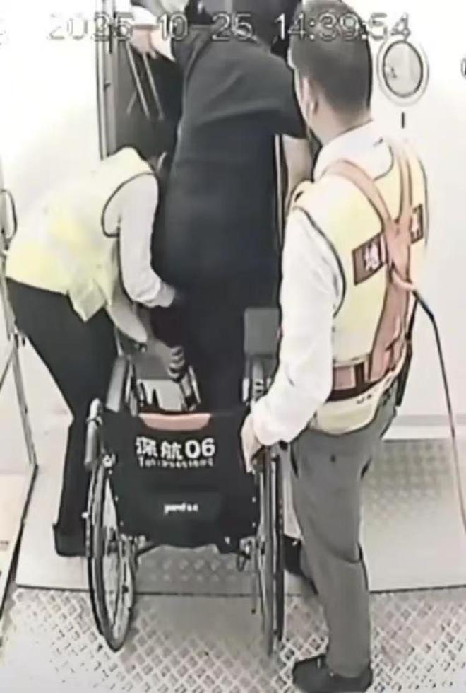 登机风波后郑智化所有微博内容均已不可见！此前称要关闭账号