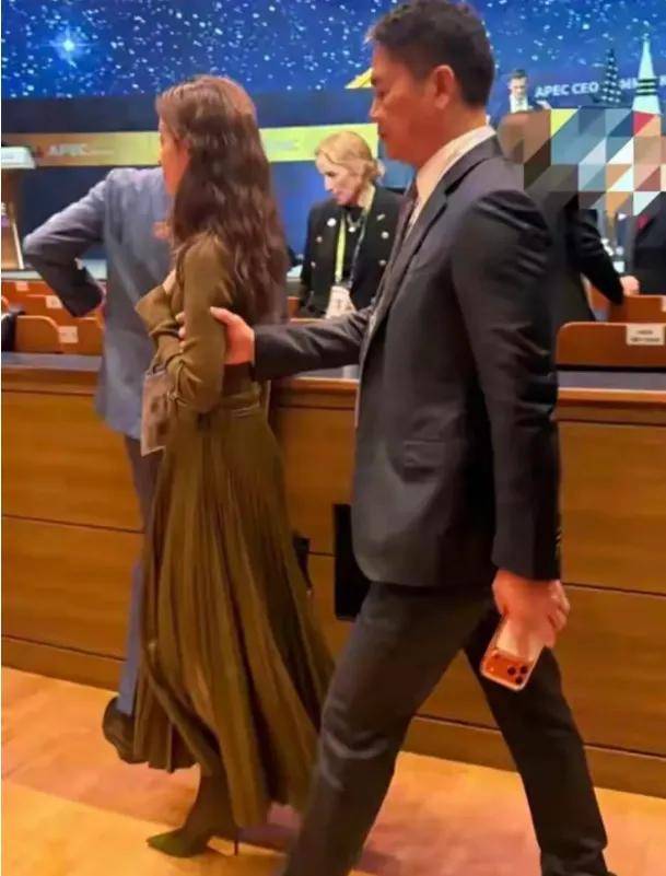 自嘲在老婆面前没自信后，刘强东章泽天再同框！这次满眼自豪……