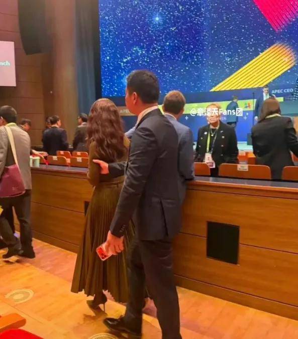 自嘲在老婆面前没自信后，刘强东章泽天再同框！这次满眼自豪……