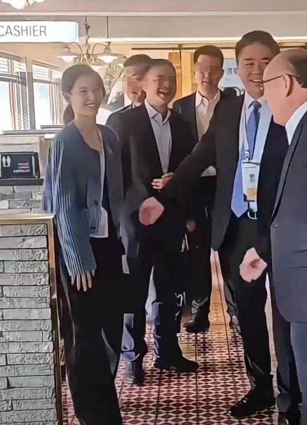 自嘲在老婆面前没自信后，刘强东章泽天再同框！这次满眼自豪……