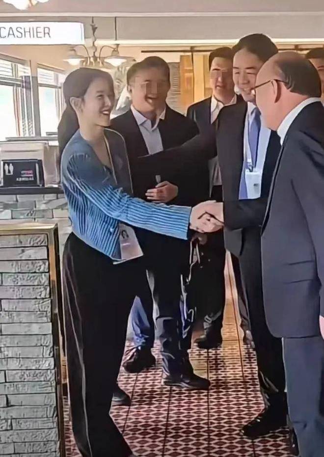 自嘲在老婆面前没自信后，刘强东章泽天再同框！这次满眼自豪……