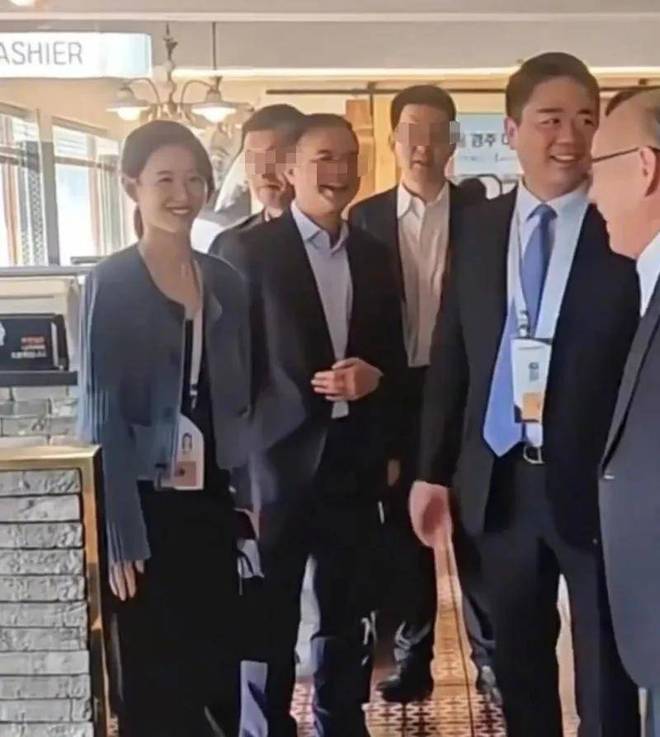 自嘲在老婆面前没自信后，刘强东章泽天再同框！这次满眼自豪……