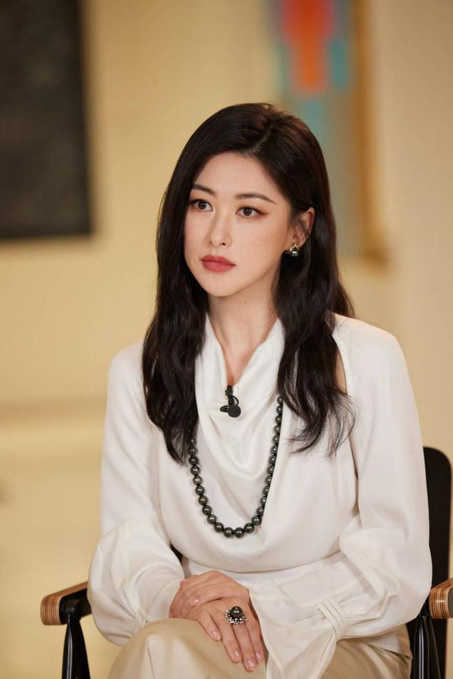 翁青雅采访朱珠引三大槽点，英国留子翻车？业务上还得跟鲁豫学学