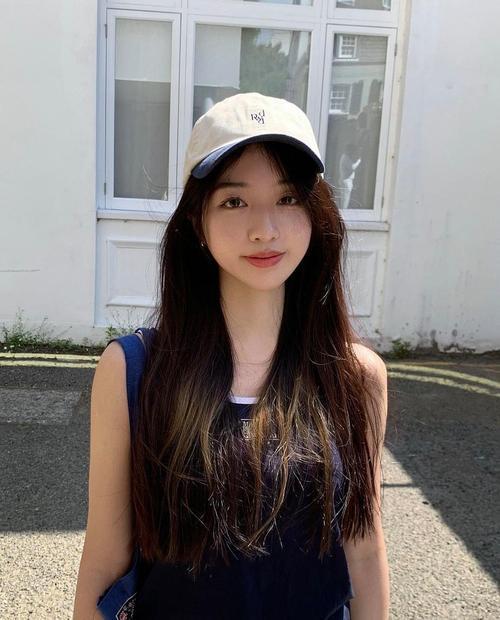 翁青雅采访朱珠引三大槽点，英国留子翻车？业务上还得跟鲁豫学学