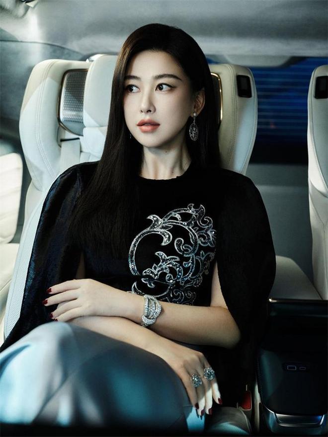 翁青雅采访朱珠引三大槽点，英国留子翻车？业务上还得跟鲁豫学学