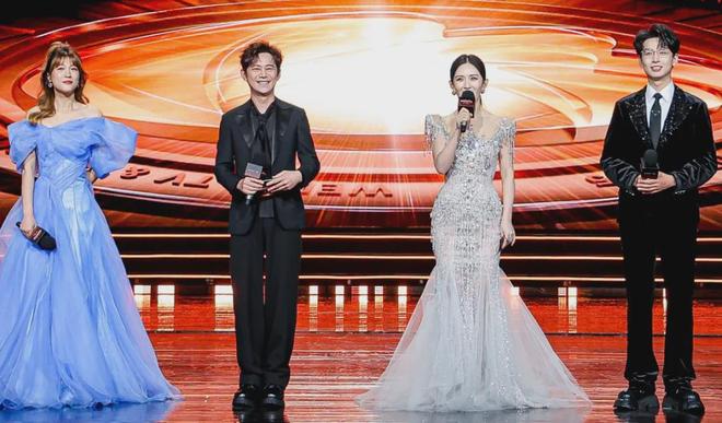 谢娜主持晚会还是差一口气！直播接不上话，看热闹忘记控场一直笑