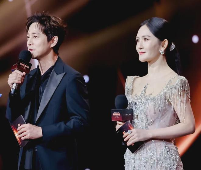 谢娜主持晚会还是差一口气！直播接不上话，看热闹忘记控场一直笑