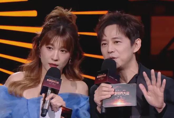 谢娜主持晚会还是差一口气！直播接不上话，看热闹忘记控场一直笑