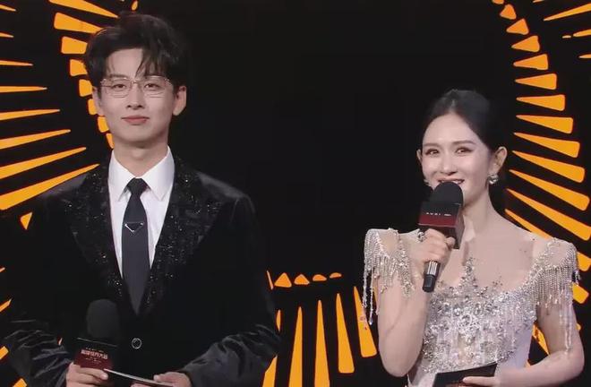 谢娜主持晚会还是差一口气！直播接不上话，看热闹忘记控场一直笑