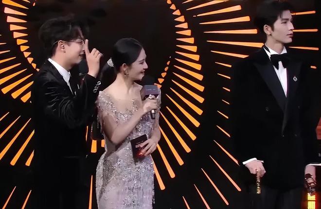 谢娜主持晚会还是差一口气！直播接不上话，看热闹忘记控场一直笑