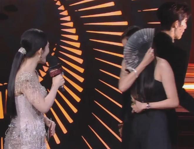 谢娜主持晚会还是差一口气！直播接不上话，看热闹忘记控场一直笑