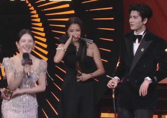 谢娜主持晚会还是差一口气！直播接不上话，看热闹忘记控场一直笑