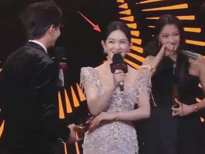 谢娜主持晚会还是差一口气！直播接不上话，看热闹忘记控场一直笑