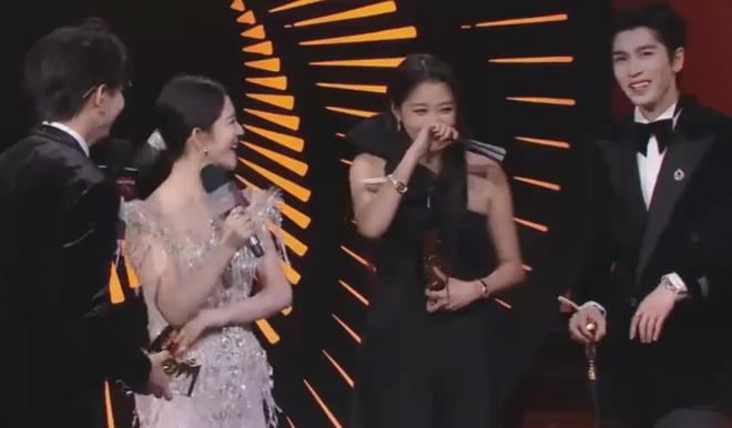 谢娜主持晚会还是差一口气！直播接不上话，看热闹忘记控场一直笑