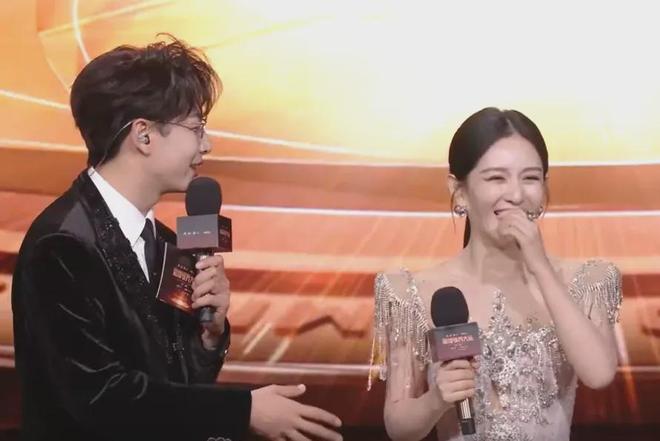 谢娜主持晚会还是差一口气！直播接不上话，看热闹忘记控场一直笑