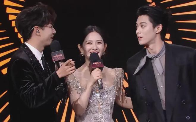 谢娜主持晚会还是差一口气！直播接不上话，看热闹忘记控场一直笑