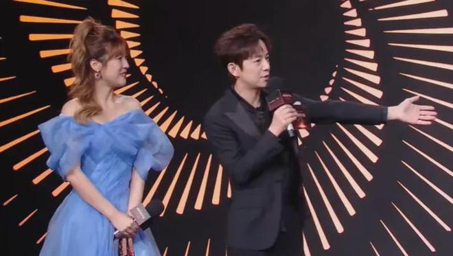 谢娜主持晚会还是差一口气！直播接不上话，看热闹忘记控场一直笑