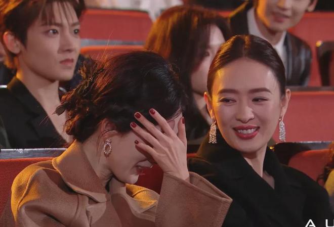 谢娜主持晚会还是差一口气！直播接不上话，看热闹忘记控场一直笑