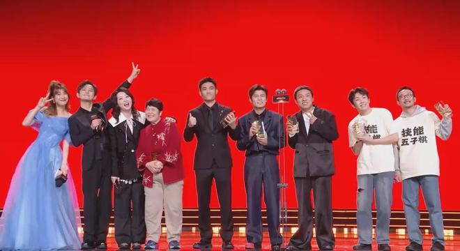 谢娜主持晚会还是差一口气！直播接不上话，看热闹忘记控场一直笑