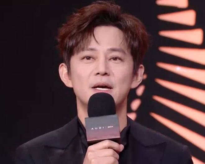 谢娜主持晚会还是差一口气！直播接不上话，看热闹忘记控场一直笑