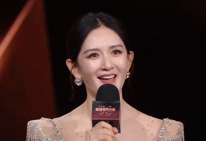 谢娜主持晚会还是差一口气！直播接不上话，看热闹忘记控场一直笑