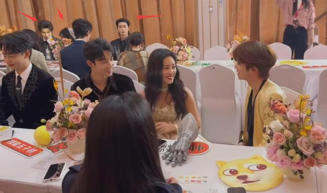 视界大会短剧演员好尴尬！走红毯扎堆不给镜头，后台跟明星分开坐