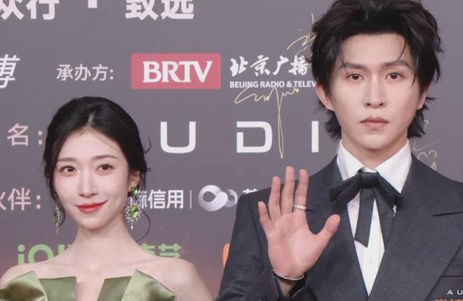 视界大会短剧演员好尴尬！走红毯扎堆不给镜头，后台跟明星分开坐