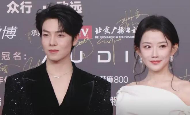 视界大会短剧演员好尴尬！走红毯扎堆不给镜头，后台跟明星分开坐