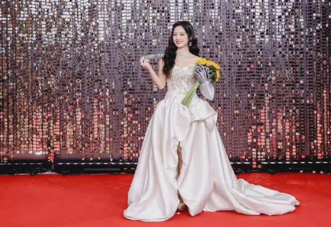 视界大会短剧演员好尴尬！走红毯扎堆不给镜头，后台跟明星分开坐