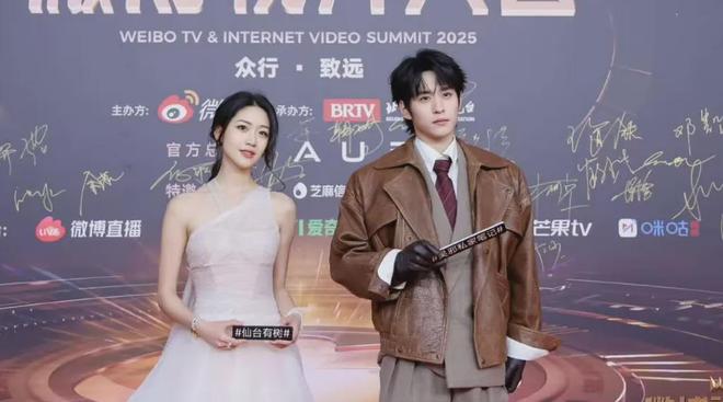 视界大会短剧演员好尴尬！走红毯扎堆不给镜头，后台跟明星分开坐