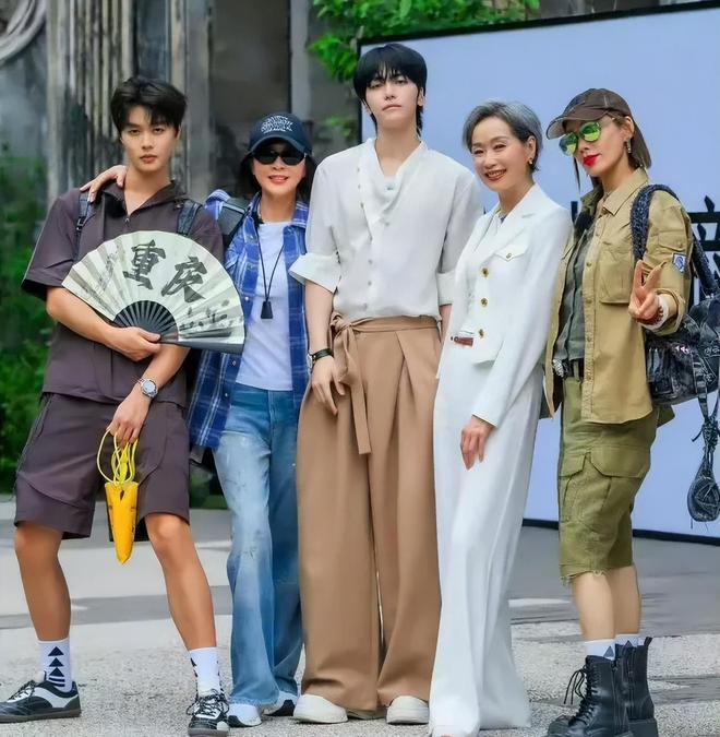 视界大会短剧演员好尴尬！走红毯扎堆不给镜头，后台跟明星分开坐