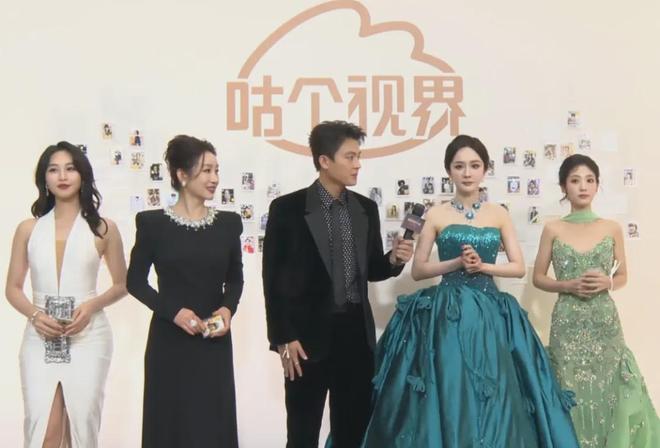 视界大会后台社交名利场！欧豪起身主动接杨幂，剧组之间互相抱团