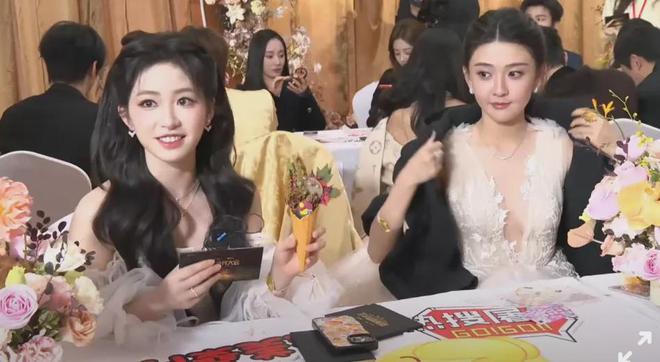 视界大会后台社交名利场！欧豪起身主动接杨幂，剧组之间互相抱团