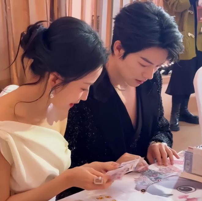 视界大会后台社交名利场！欧豪起身主动接杨幂，剧组之间互相抱团