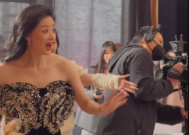 视界大会后台社交名利场！欧豪起身主动接杨幂，剧组之间互相抱团