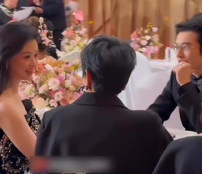 视界大会后台社交名利场！欧豪起身主动接杨幂，剧组之间互相抱团