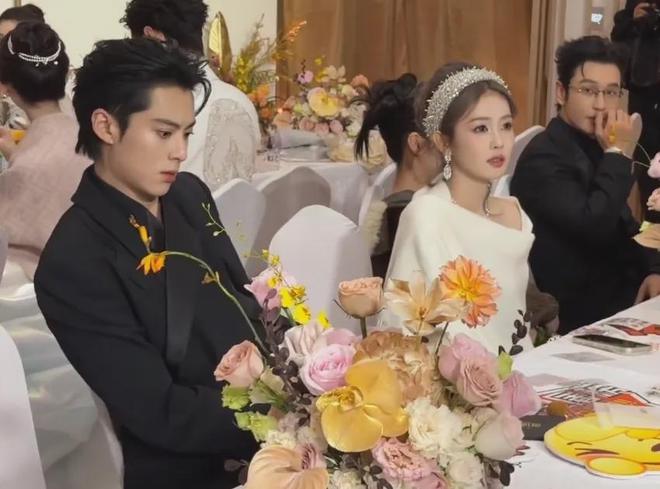 视界大会后台社交名利场！欧豪起身主动接杨幂，剧组之间互相抱团